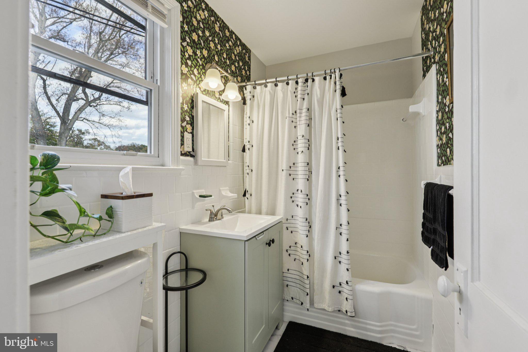 6501 Sligo Parkway Hyattsville, MD 20782 - Photo 17 of 25 a bathroom with a sink a toilet and a shower