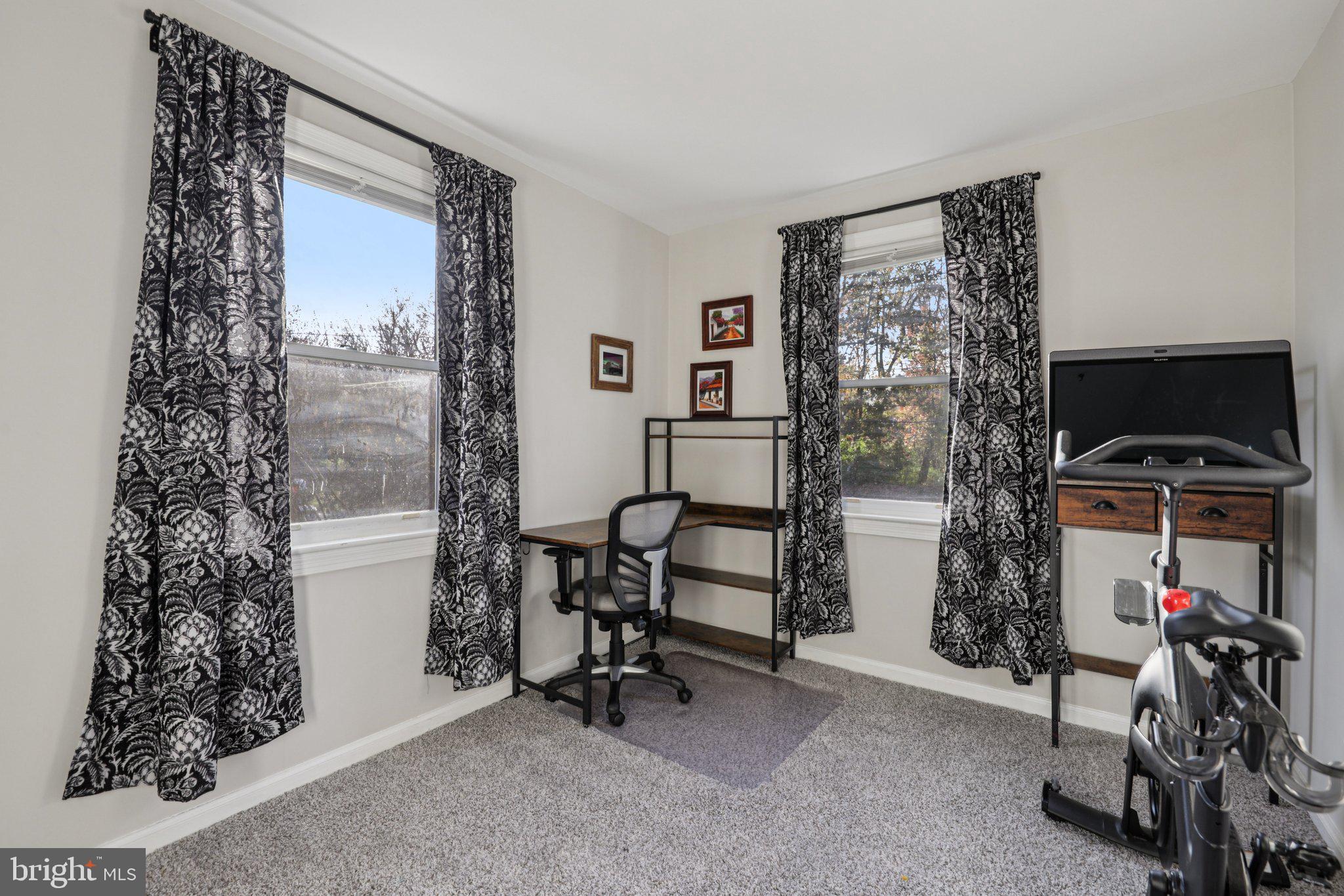 6501 Sligo Parkway Hyattsville, MD 20782 - Photo 20 of 25 a view of room with workspace