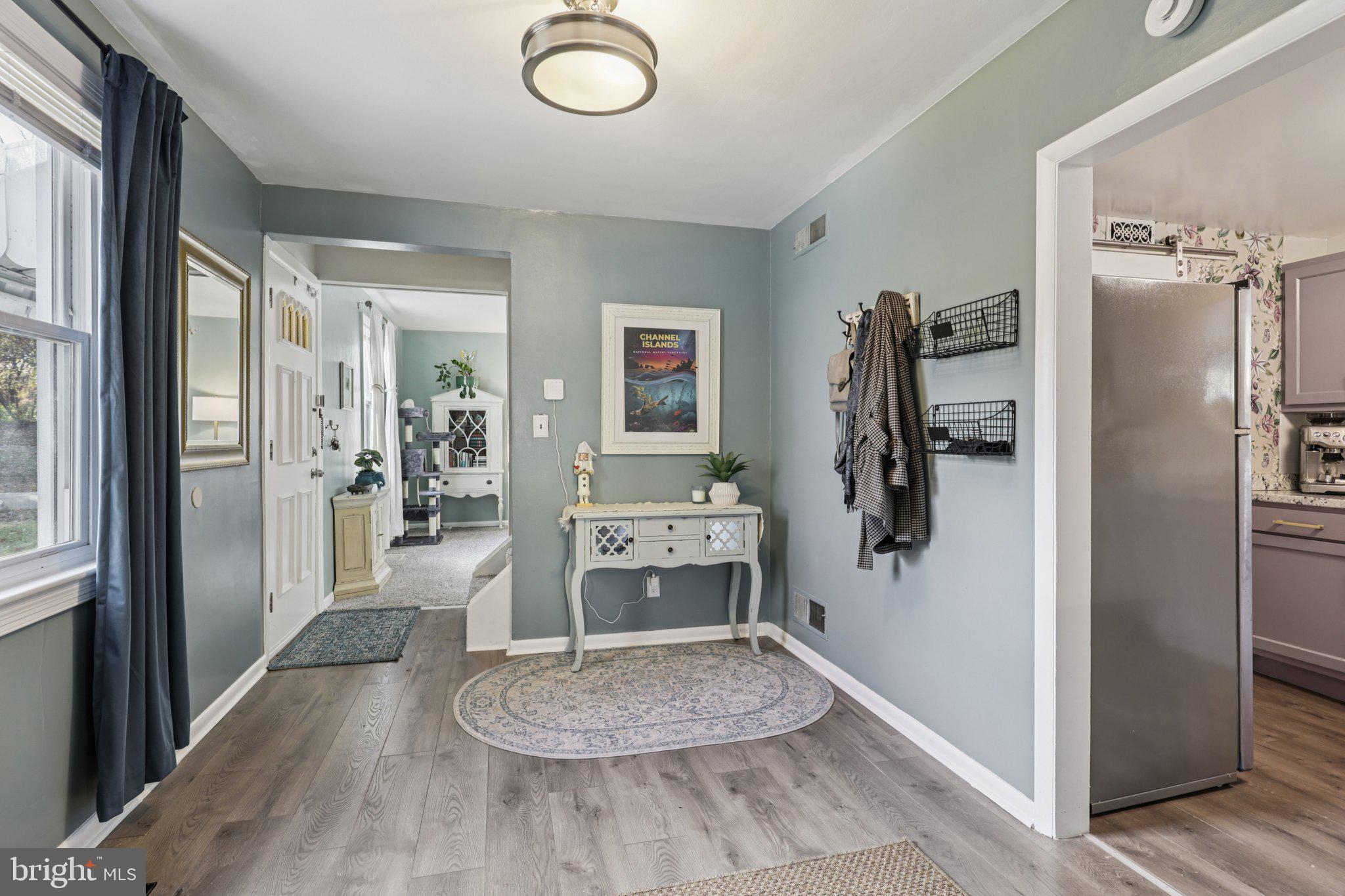 6501 Sligo Parkway Hyattsville, MD 20782 - Photo 3 of 25 a room with furniture and a wooden floor