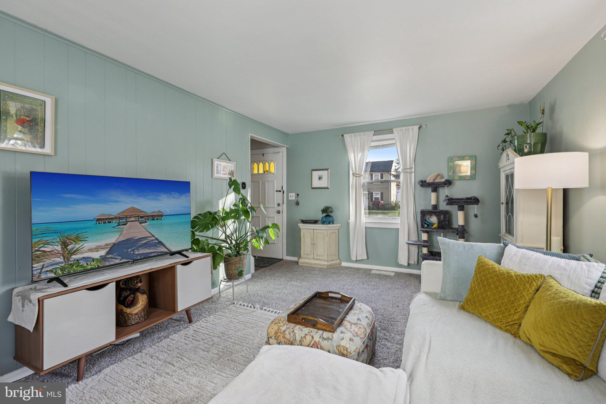 6501 Sligo Parkway Hyattsville, MD 20782 - Photo 4 of 25 a living room with furniture and wooden floor