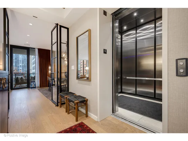 $1,675,000 | 56 West Huron Street, Unit 5, Chicago, IL 60654