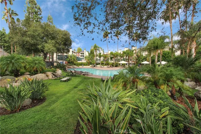 $415,000 | 5515 Canoga Avenue, Unit 305, Woodland Hills, CA 91367