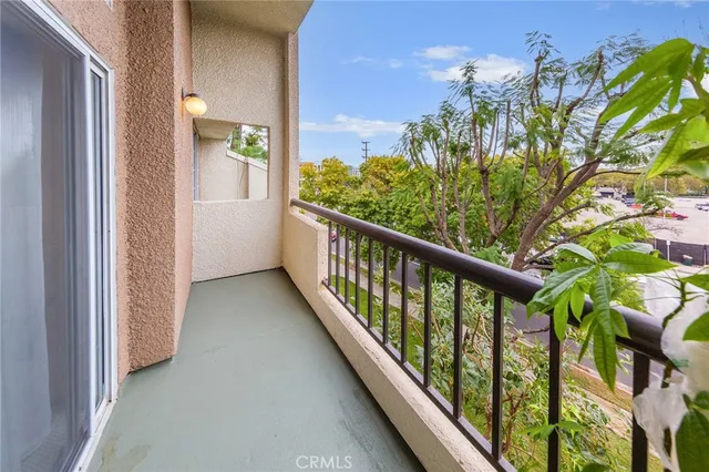 $415,000 | 5515 Canoga Avenue, Unit 305, Woodland Hills, CA 91367