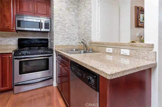 $415,000 | 5515 Canoga Avenue, Unit 305, Woodland Hills, CA 91367