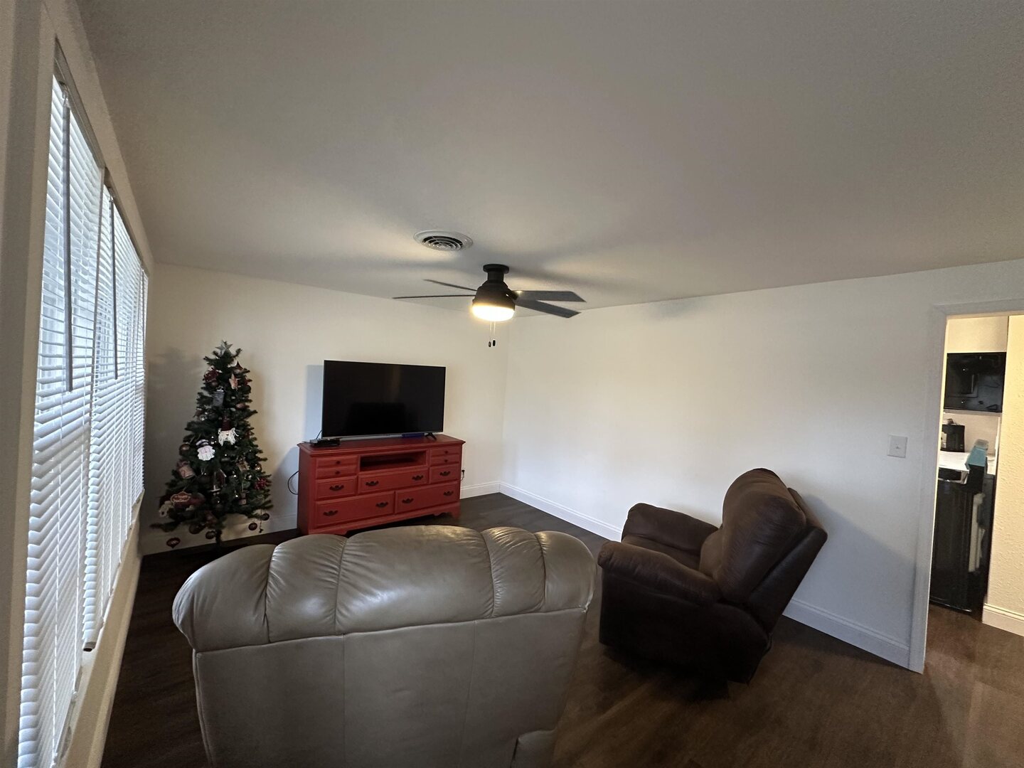 1924 North 7th Street Murphysboro, IL 62966 - Photo 2 of 4 a living room with furniture and a flat screen tv