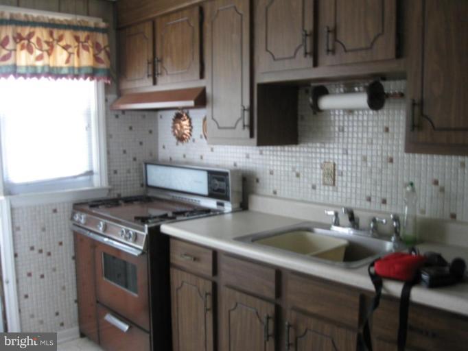 2705 Creston Road Dundalk, MD 21222 - Photo 4 of 16 Kitchen