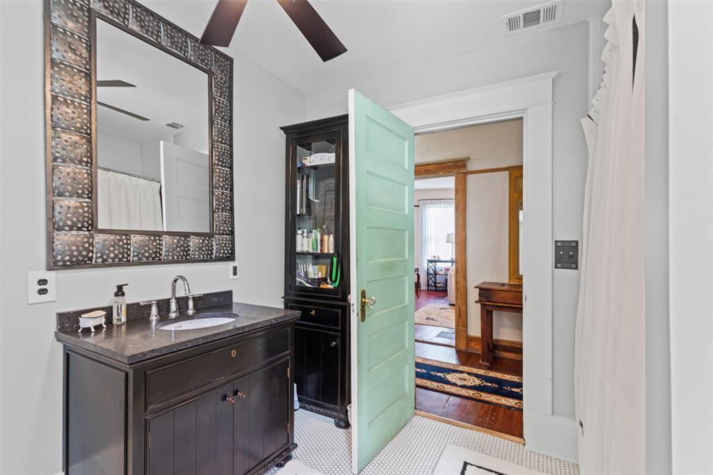 4606 East Side Avenue Dallas, TX 75226 - Photo 23 of 38 a en suite bathroom with a sink and a mirror