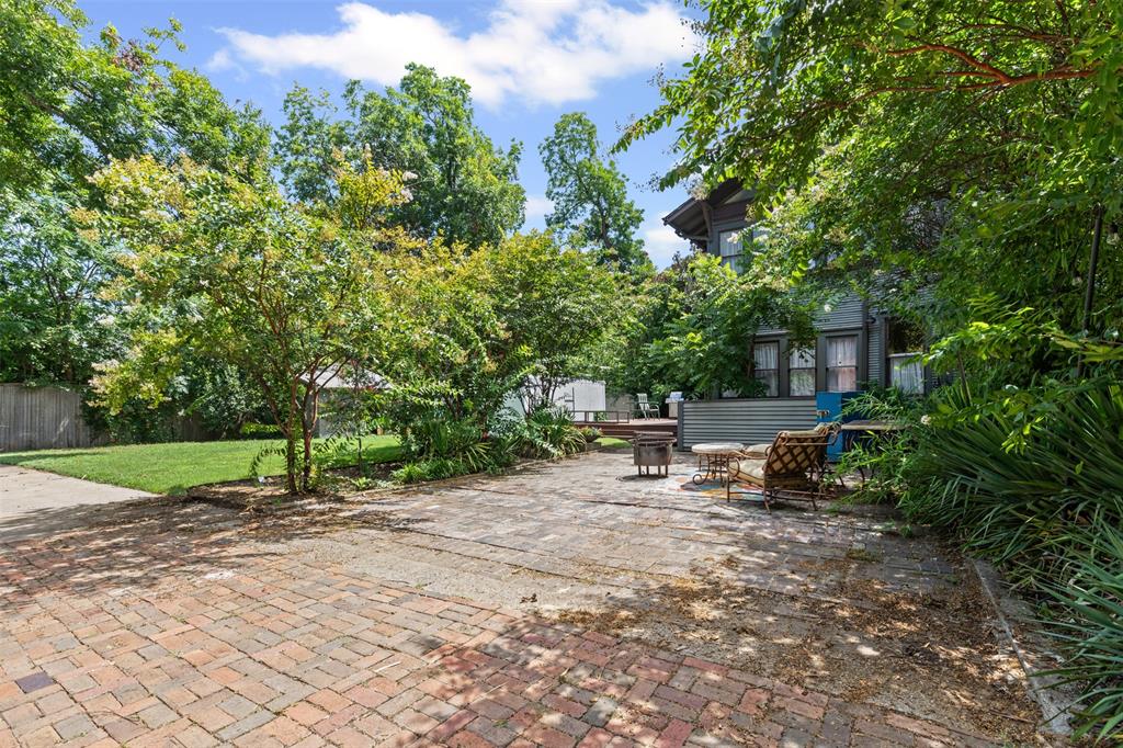 4606 East Side Avenue Dallas, TX 75226 - Photo 32 of 38 a view of a backyard with sitting area
