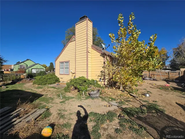 a view of a backyard