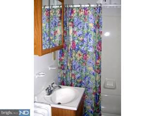 418 Glendale Road Upper Darby, PA 19082 - Photo 5 of 6