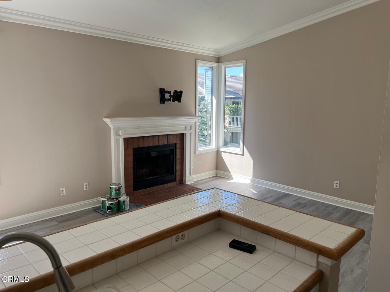 2394 Pleasant Way, Unit J Thousand Oaks, CA 91362 - Photo 4 of 12 a room with a fireplace