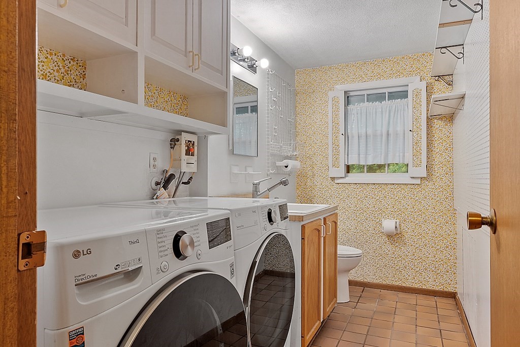 10 Bonanza Road Chelmsford, MA 01824 - Photo 7 of 41 a utility room with dryer and washer