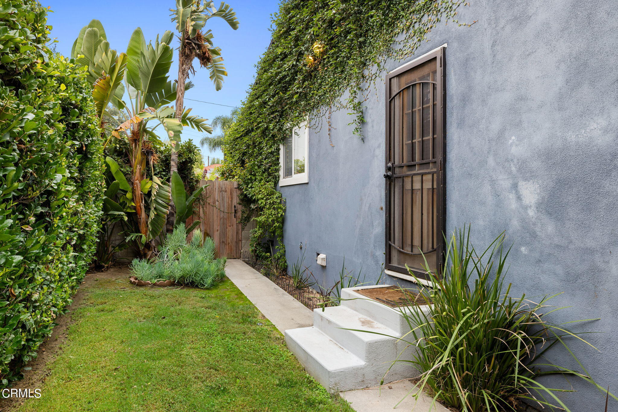 3127 Thurin Avenue Altadena, CA 91001 - Photo 23 of 23 a couple of flower plants in front of building