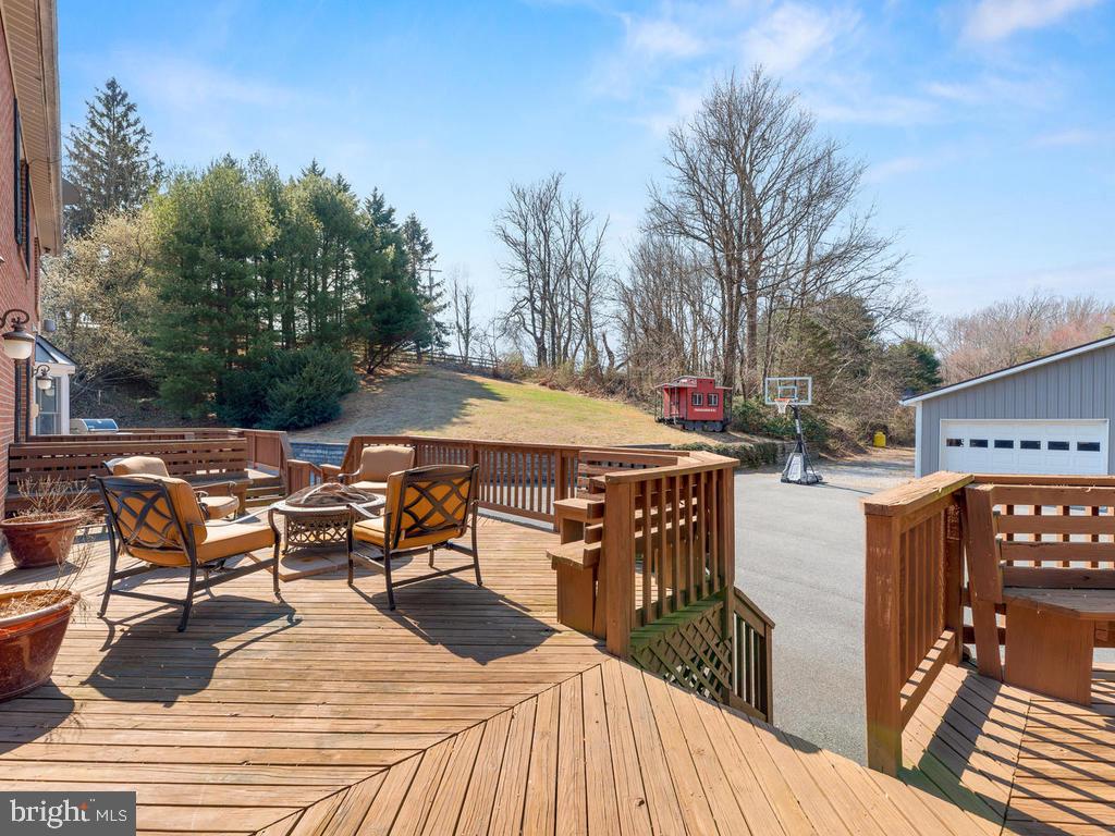 9405 Slate Quarry Road Dickerson, MD 20842 - Photo 3 of 71 Back deck