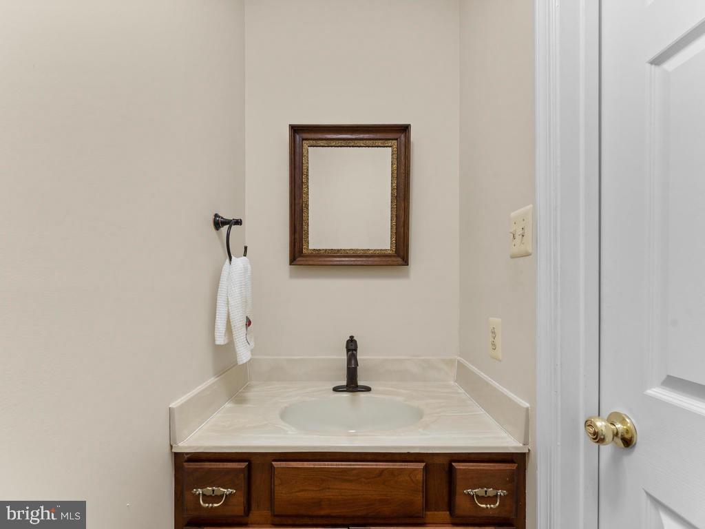 9405 Slate Quarry Road Dickerson, MD 20842 - Photo 36 of 71 Half bath, main level