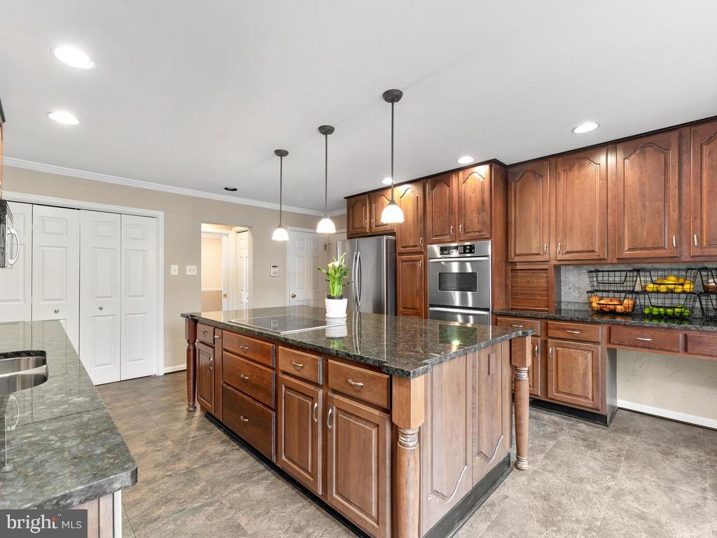 9405 Slate Quarry Road Dickerson, MD 20842 - Photo 6 of 71 Granite counters, SS appliances