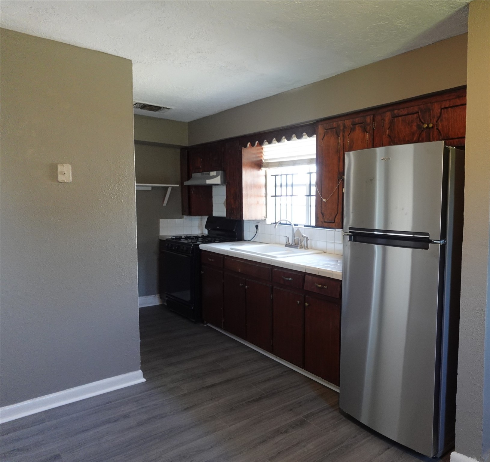 4825 Weaver Road Houston, TX 77016 - Photo 4 of 8 Kitchen includes upgraded appliances.