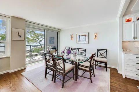 $935,000 | 1630 Sheridan Road, Unit 2C, Wilmette, IL 60091
