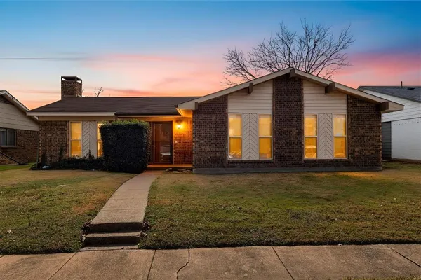 a front view of house with yard