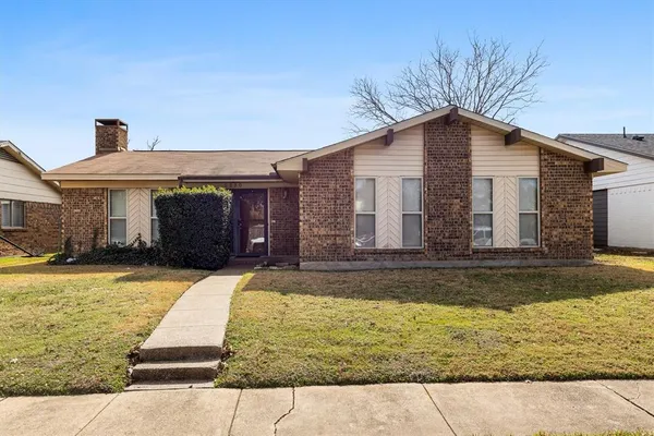 a front view of house with yard