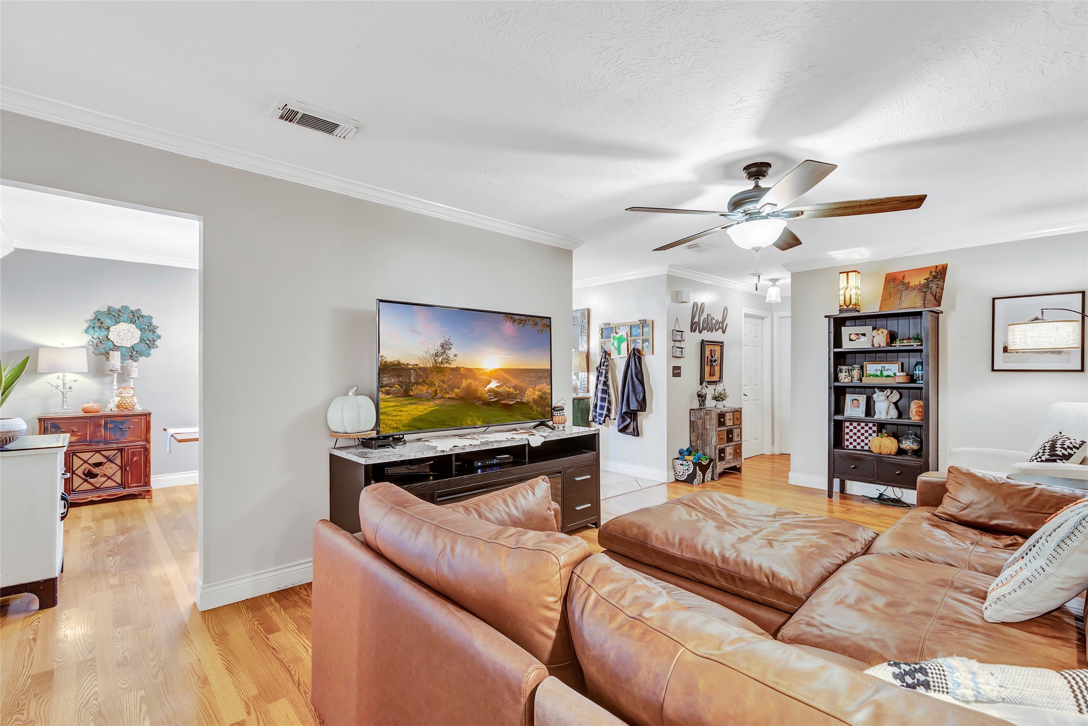 97 County Road 2268 Cleveland, TX 77327 - Photo 5 of 36 a living room with furniture and a flat screen tv