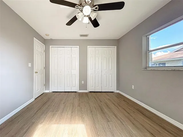 a view of a house with backyard and garden