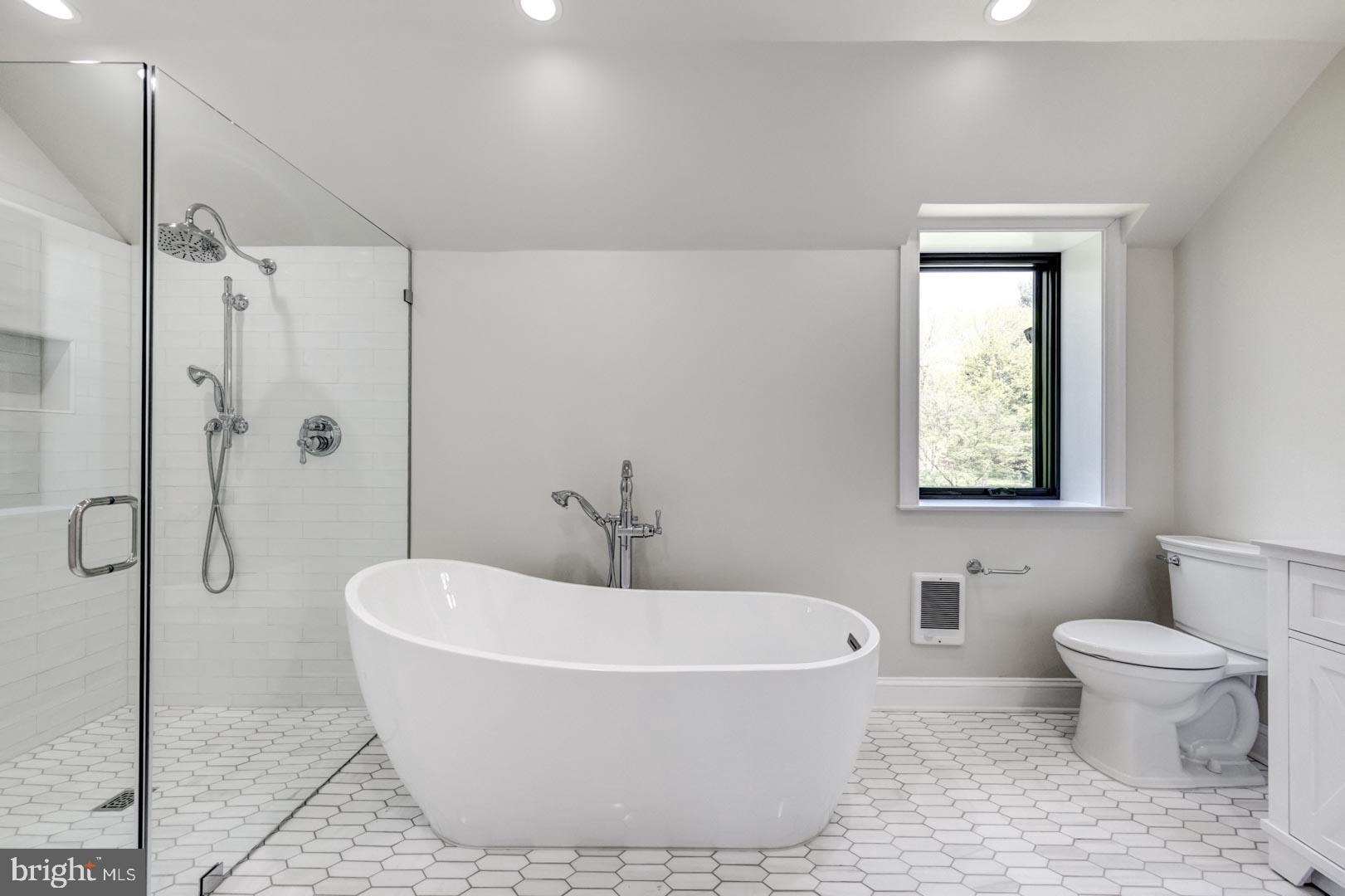 401 East Mill Road Flourtown, PA 19031 - Photo 31 of 39 Primary bath soaking tub