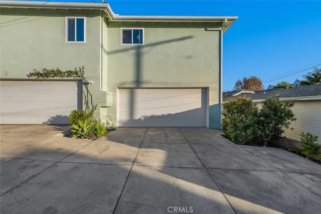 a view of a pathway with a yard