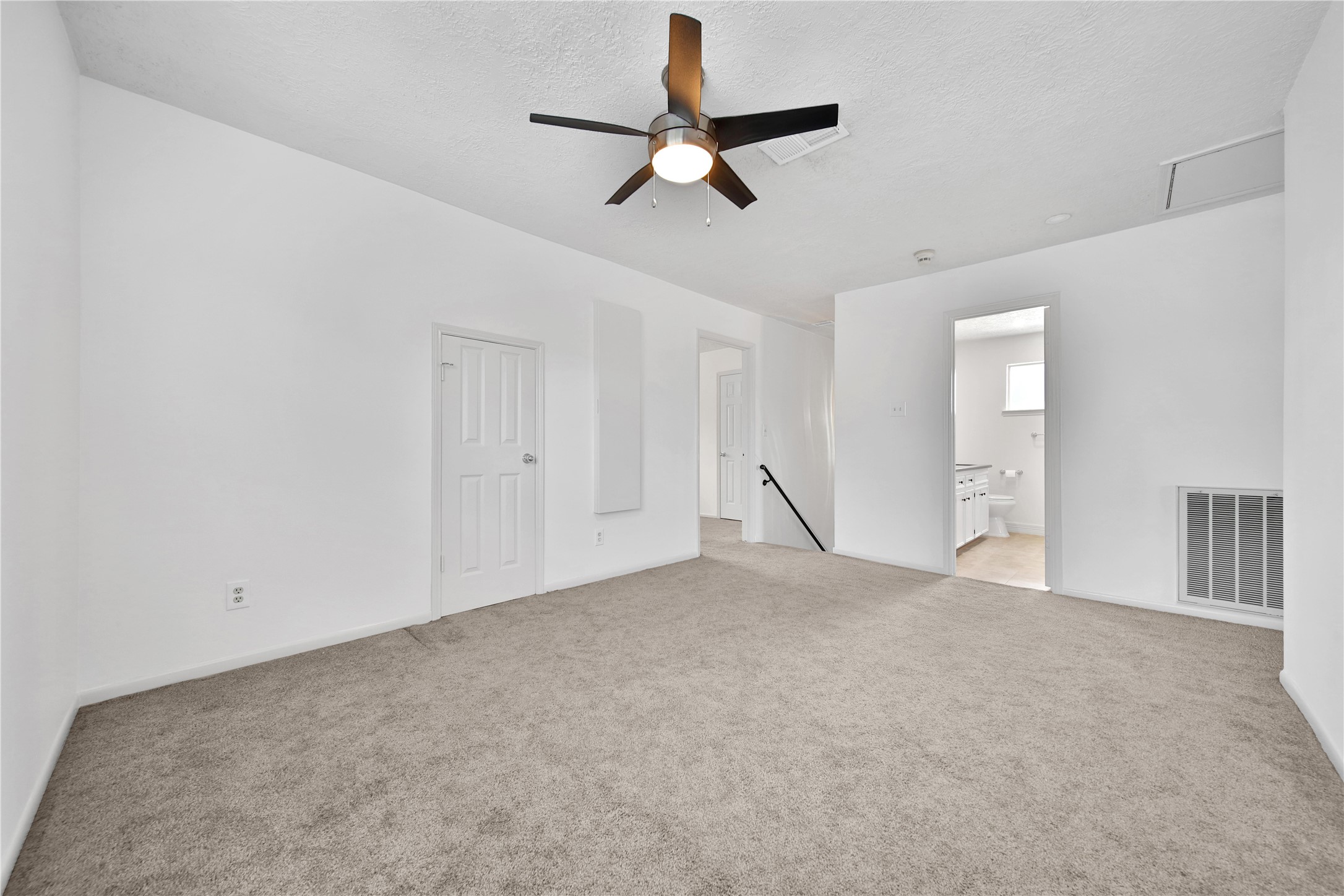 9411 Roos Road Houston, TX 77036 - Photo 29 of 41 a view of empty room with ceiling fan