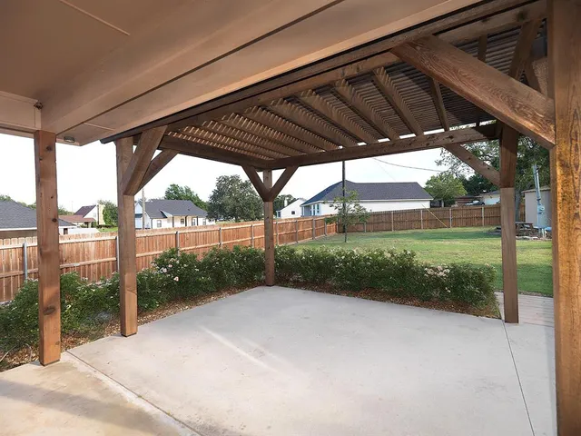 a view of a backyard