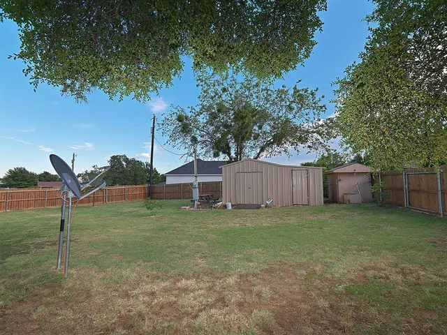 a view of a backyard with white house