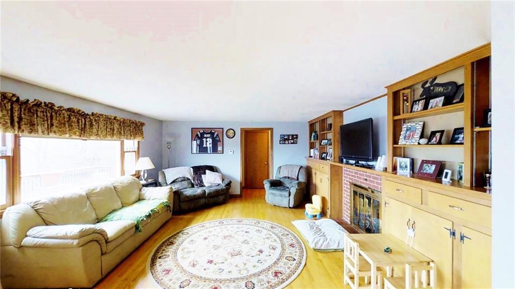 40 Ridgeview Drive Thomaston, ME 04861 - Photo 13 of 25 Livingroom has huge picture window...