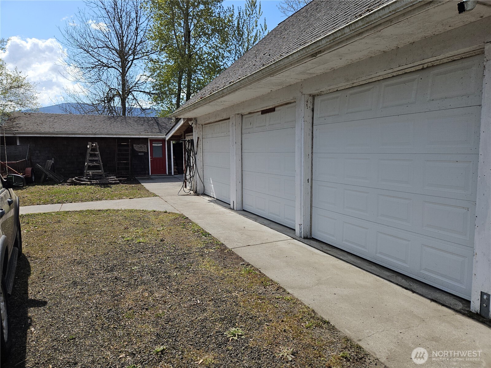 20 East Sunny Sands Road Cathlamet, WA 98612 - Photo 12 of 19 a view of backyard of house