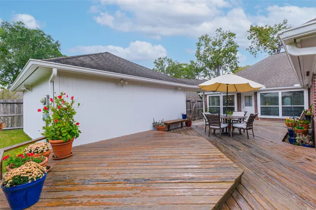 a view of outdoor space yard and porch