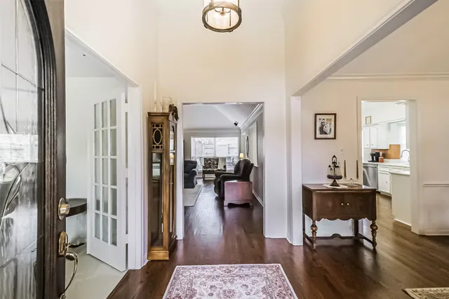 a view of a livingroom with furniture and a livingroom