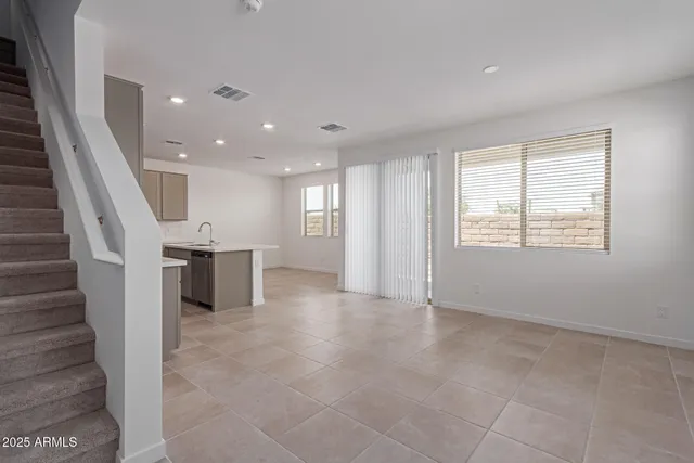 a view of entryway with livingroom