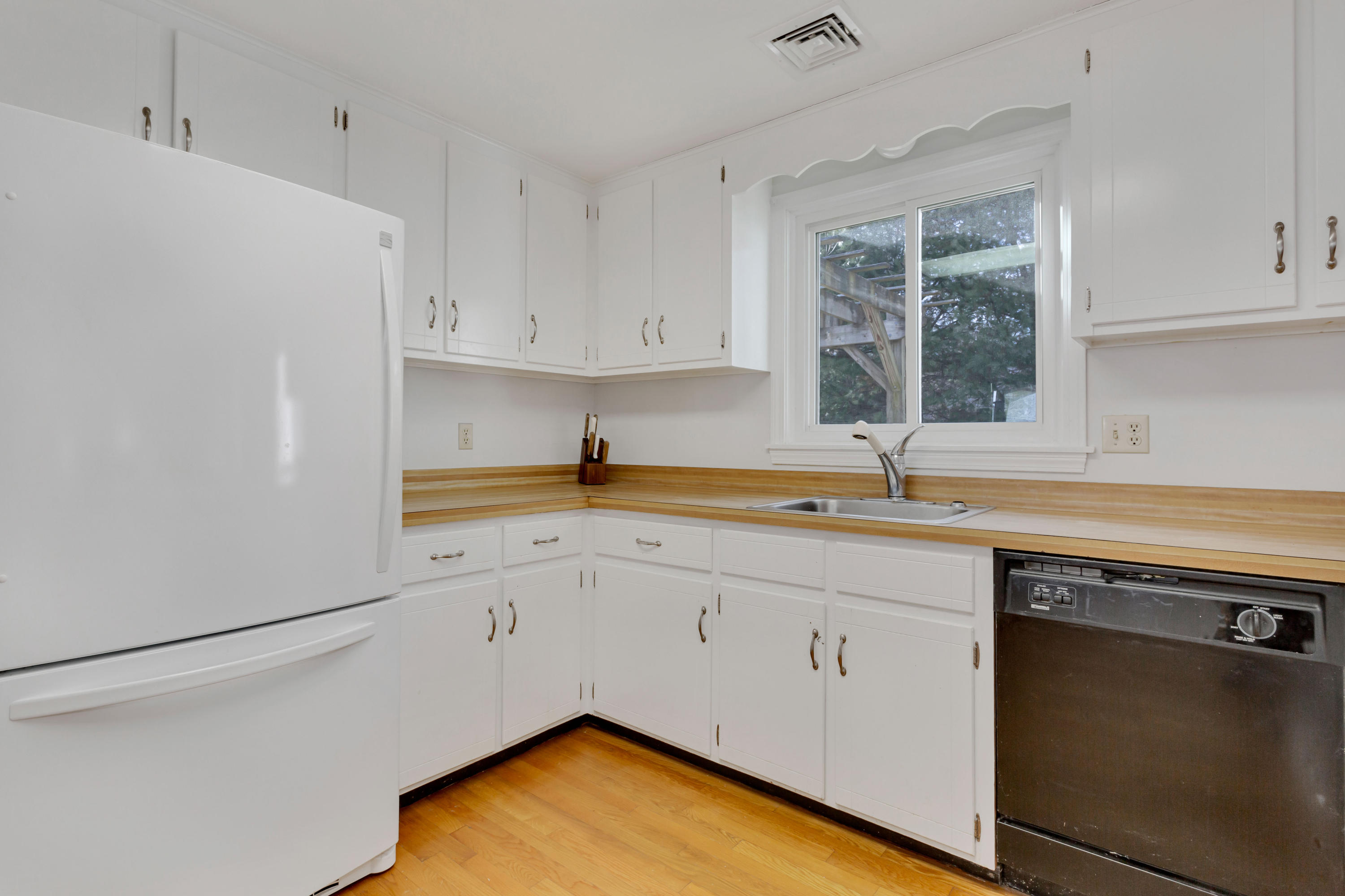 447 Prince Hinckley Road Centerville, MA 02632 - Photo 10 of 33 447PriLR-15