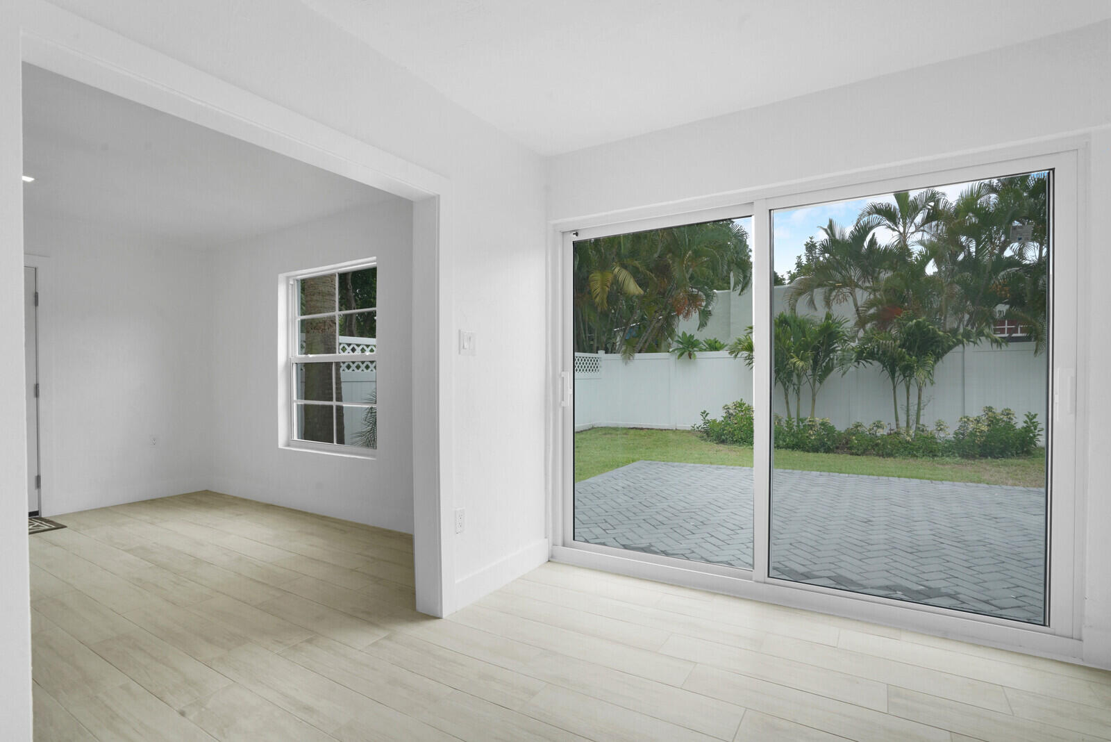 826 Sunset Road West Palm Beach, FL 33401 - Photo 16 of 52 Family Room Sliders
