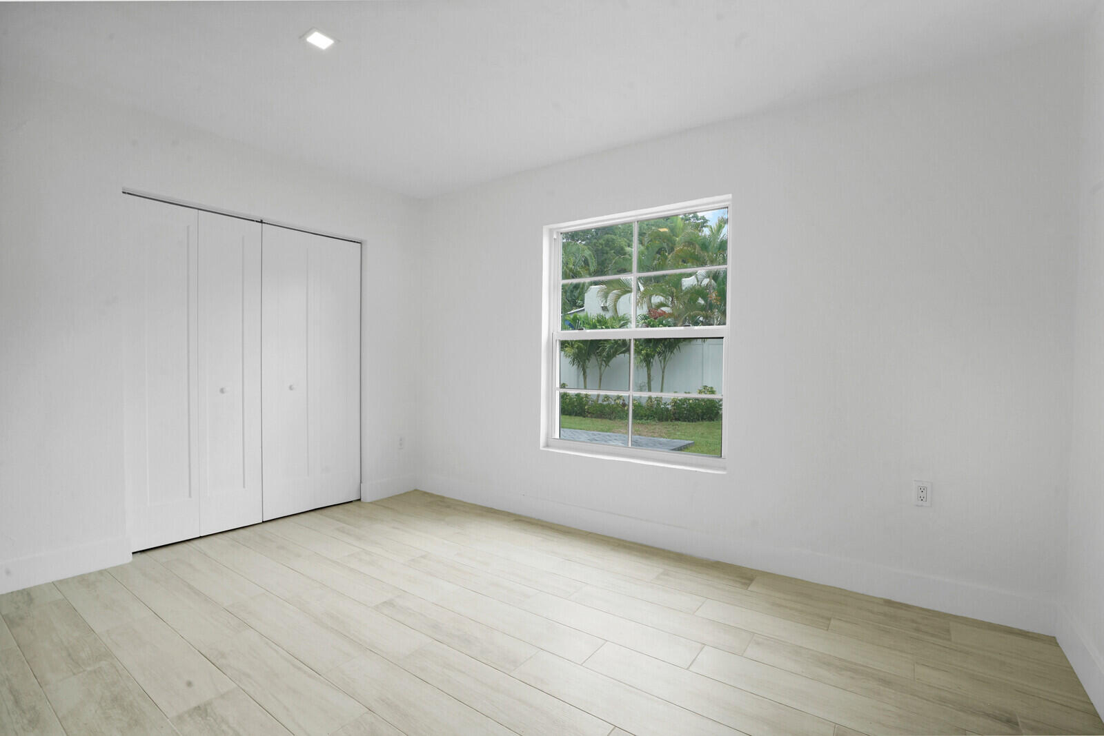 826 Sunset Road West Palm Beach, FL 33401 - Photo 23 of 52 an empty room with a window