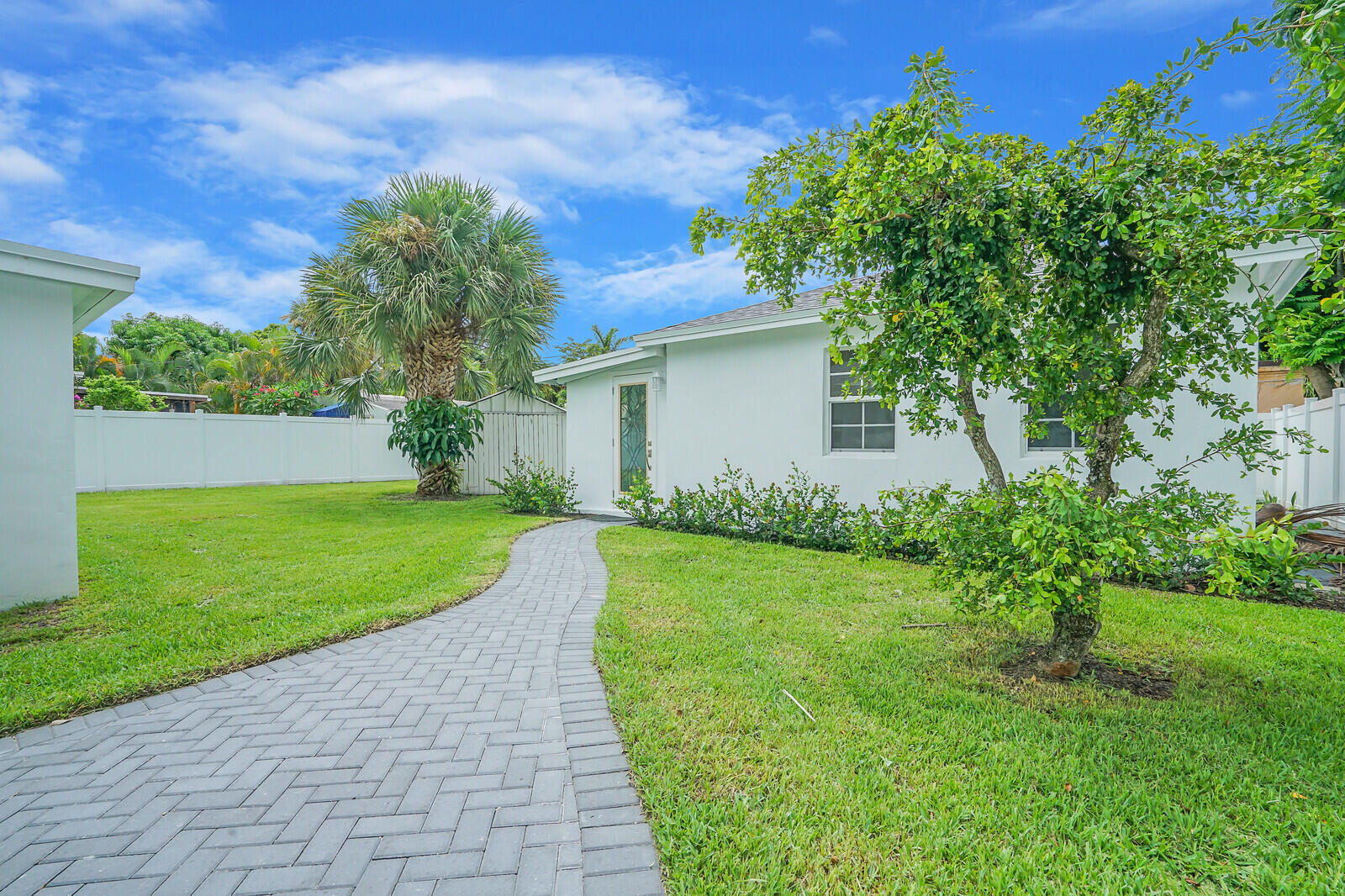 826 Sunset Road West Palm Beach, FL 33401 - Photo 33 of 52 Walkway to Guest Cottage