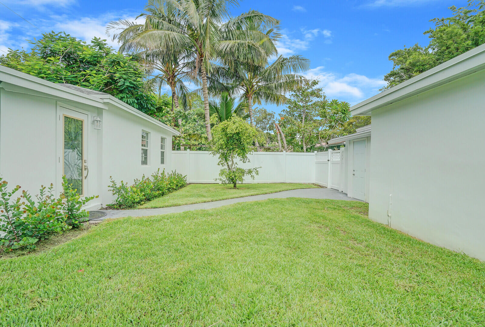 826 Sunset Road West Palm Beach, FL 33401 - Photo 34 of 52 Walkway to Guest Cottage