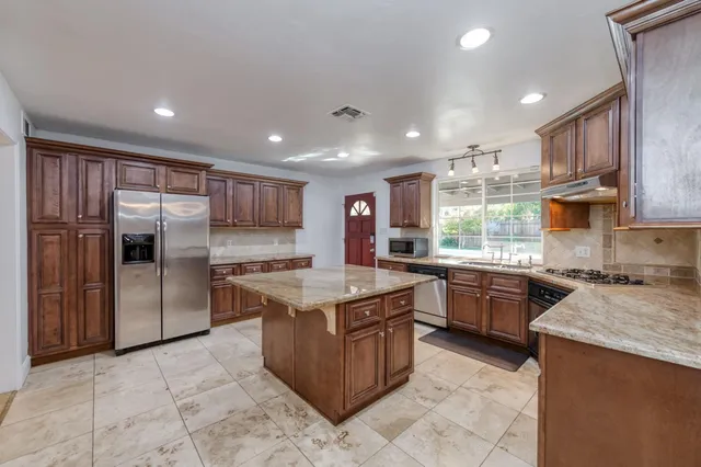 $599,000 | 833 South Stanford Avenue, Fresno, CA 93727