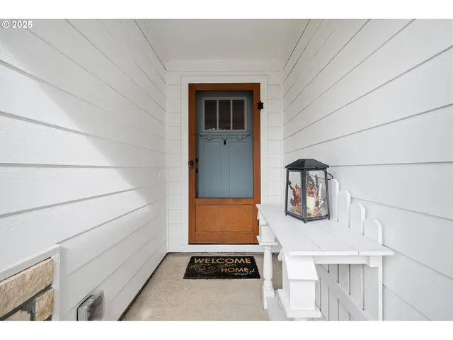 a picture of table and chair