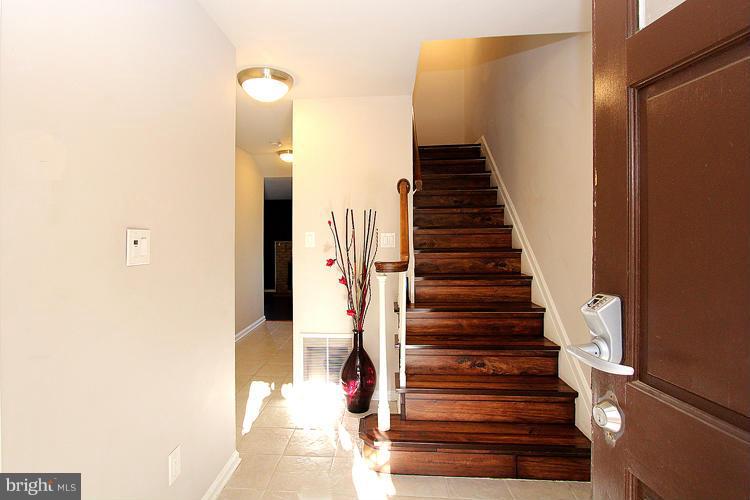 9 Grace Church Court Silver Spring, MD 20910 - Photo 2 of 26 Interior (General)
