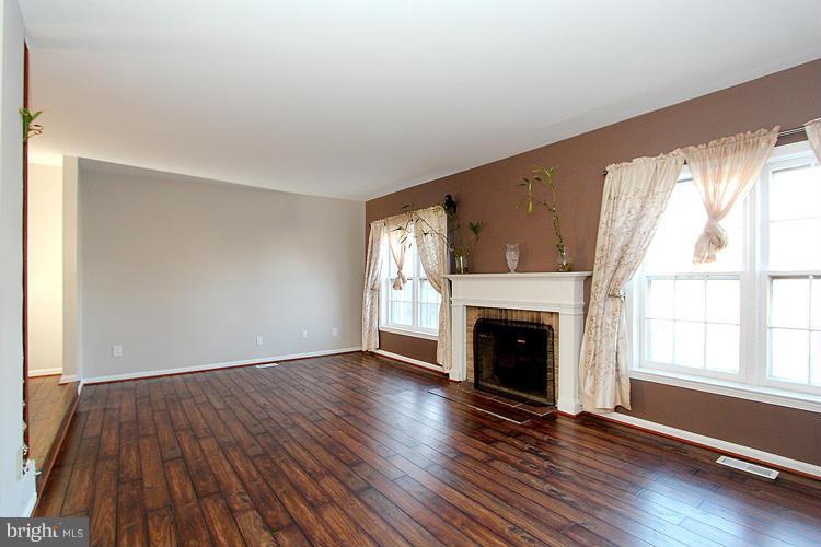 9 Grace Church Court Silver Spring, MD 20910 - Photo 11 of 26 Living Room