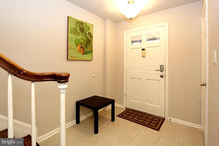9 Grace Church Court Silver Spring, MD 20910 - Photo 3 of 26 Interior (General)