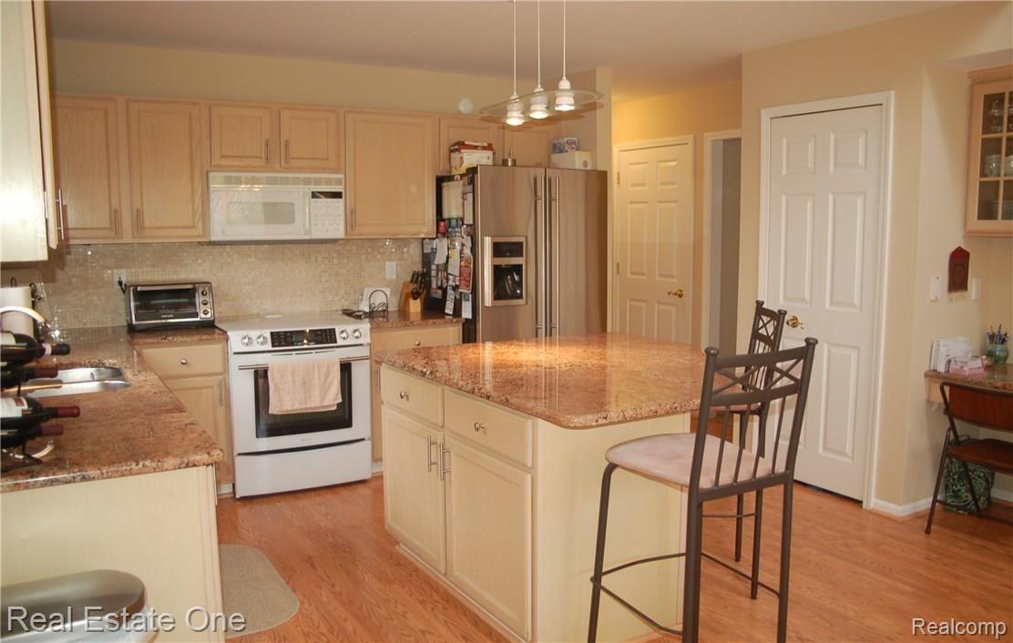 3067 Lexham Lane Rochester, MI 48309 - Photo 12 of 30 kitchen (2).JPG