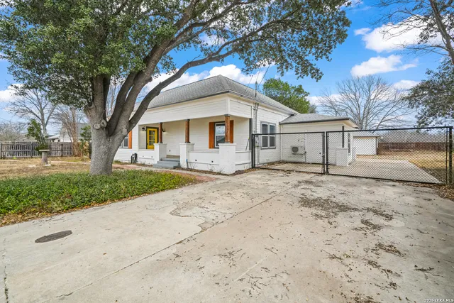 $1,800 | 1301 Ave K, Hondo, TX 78861