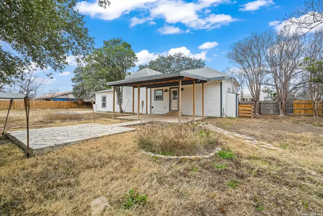 $1,800 | 1301 Ave K, Hondo, TX 78861