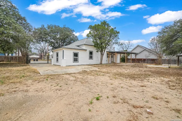$1,800 | 1301 Ave K, Hondo, TX 78861